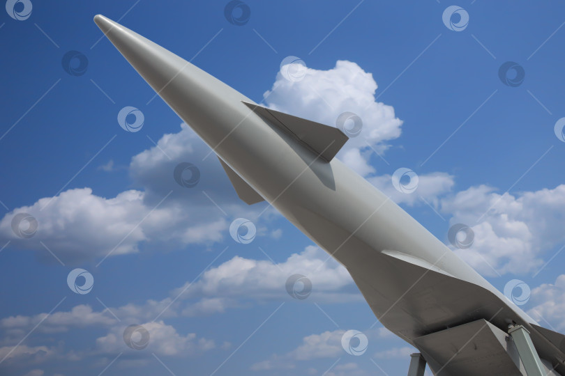 Скачать Боевая ракета на фоне неба фотосток Ozero