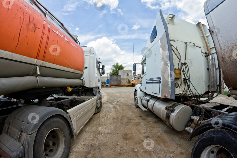 Скачать Неомытые грузовики для перевозки промышленных грузов на большие расстояния фотосток Ozero