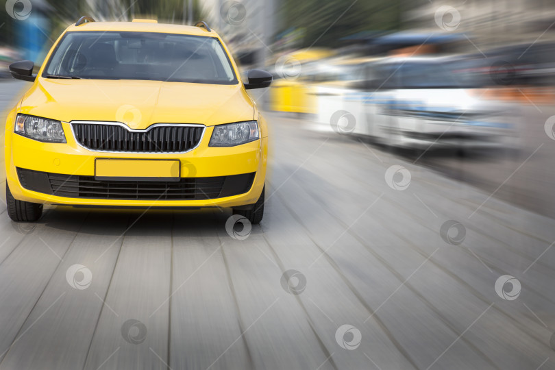 Скачать такси движется по городской улице фотосток Ozero