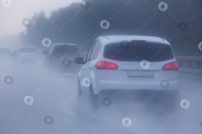 Скачать автомобильное движение по шоссе в дождь фотосток Ozero
