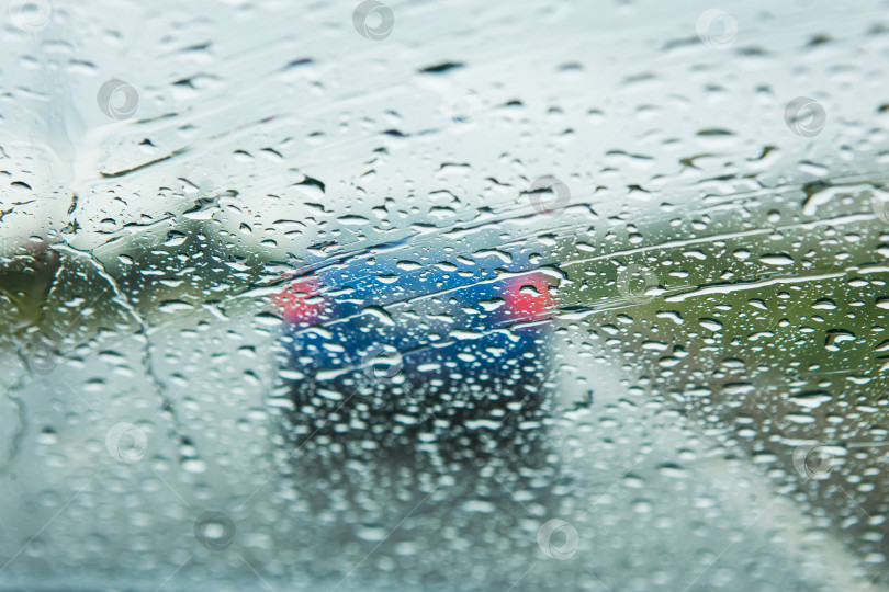 Скачать дождь на лобовом стекле автомобиля фотосток Ozero