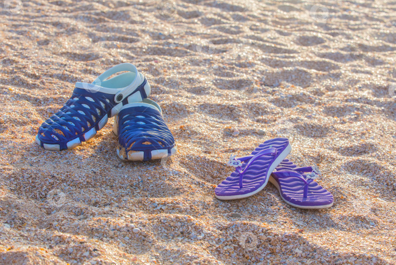 Скачать Пляжная обувь для мужчин и женщин на песке пляжа фотосток Ozero