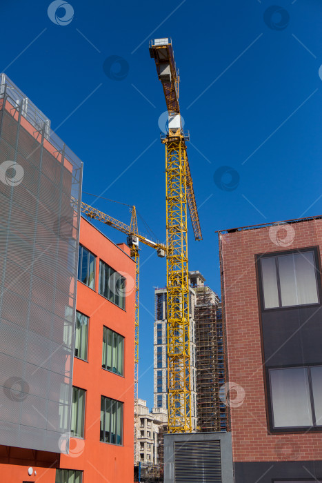 Скачать строительная площадка со строительным краном фотосток Ozero