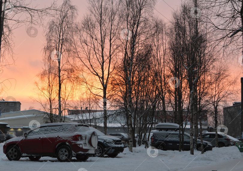 Скачать Яркий зимний закат в городе фотосток Ozero