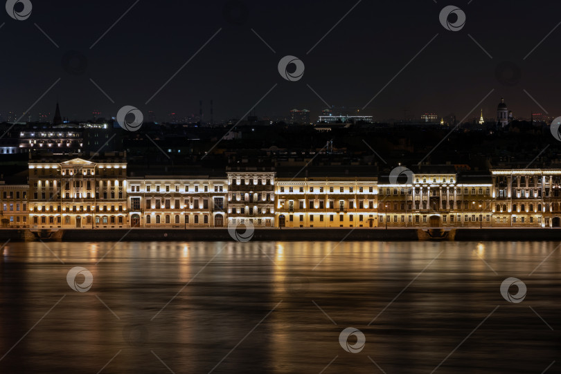 Скачать Вечерний вид на набережную Кутузова в Санкт-Петербурге. фотосток Ozero