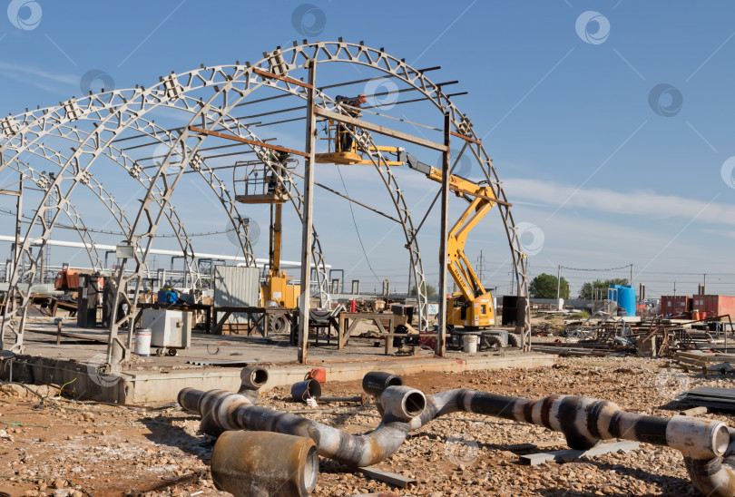 Скачать элементы трубопровода находятся на строительной площадке на фоне процесса сборки металлоконструкций фотосток Ozero