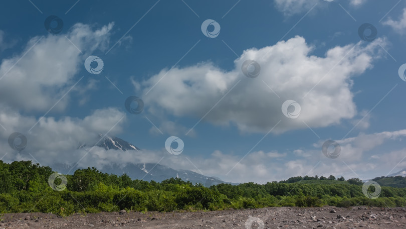 Скачать Камни разбросаны по грунтовой дороге. фотосток Ozero