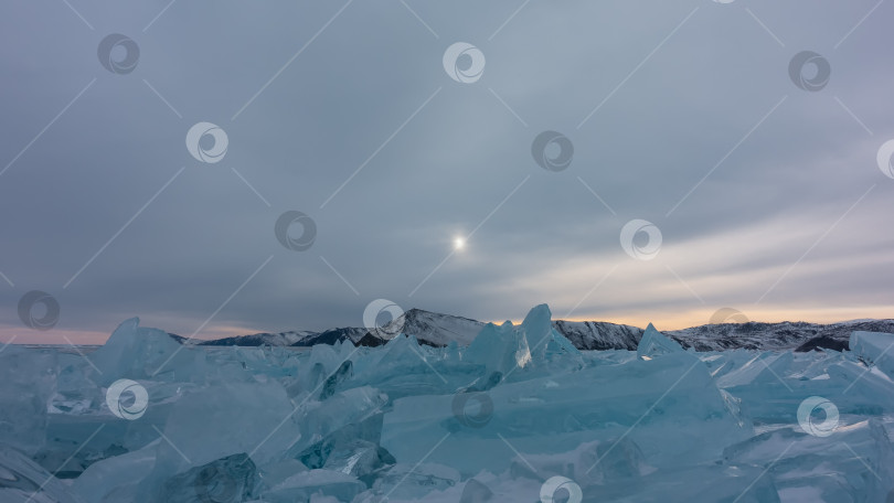 Скачать Глыба бирюзовых торосов на поверхности замерзшего озера. фотосток Ozero