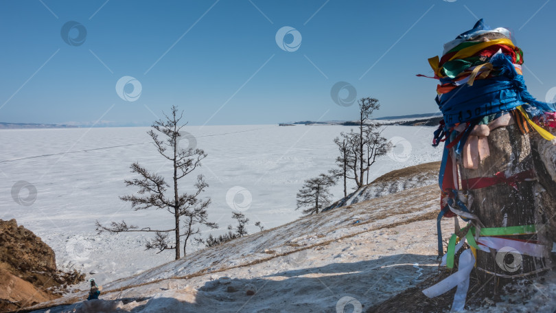 Скачать Замерзшее озеро покрыто снегом. Видны следы автомобильных шин. фотосток Ozero