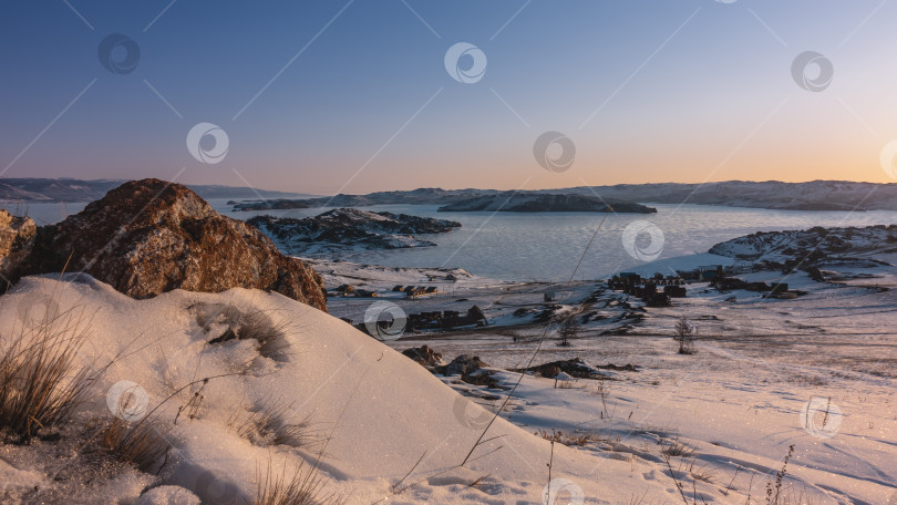 Скачать Золотой час утра в Сибири. Небо розоватое. фотосток Ozero