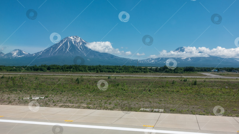 Скачать На взлетно-посадочной полосе аэропорта есть полосы. фотосток Ozero