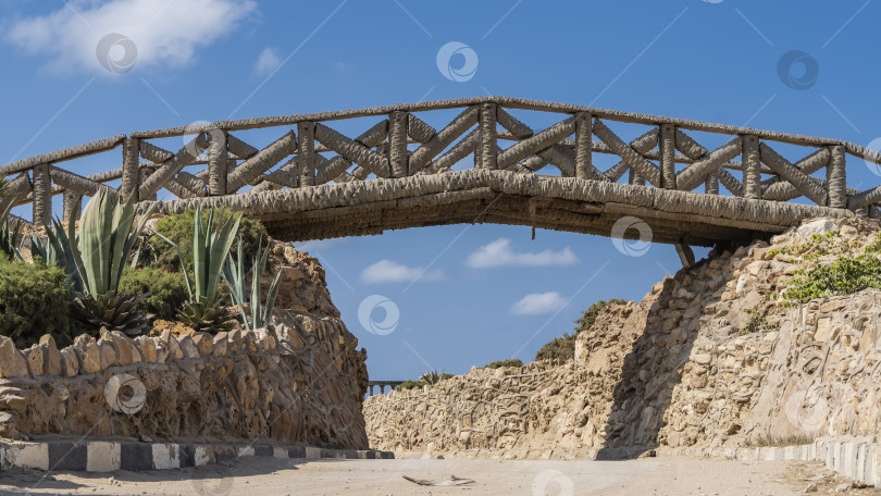 Скачать Декоративный мост в парке сделан из пальмовых стволов. фотосток Ozero