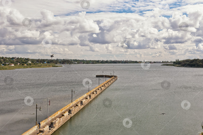 Скачать Длинный бетонный пирс перед воротами судоходного канала фотосток Ozero