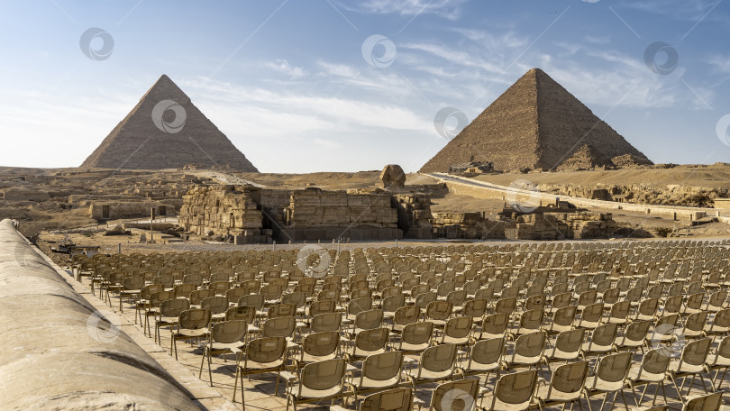 Скачать Великие пирамиды Гизы и Сфинкс на фоне голубого неба. фотосток Ozero