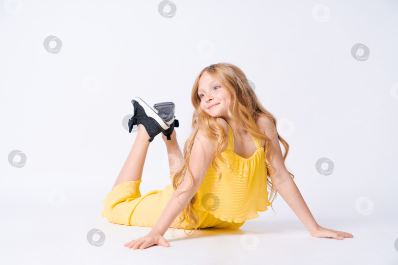Скачать Студия моды Teen Style Стиль в обуви. Модная молодая девушка носит летнюю одежду фотосток Ozero