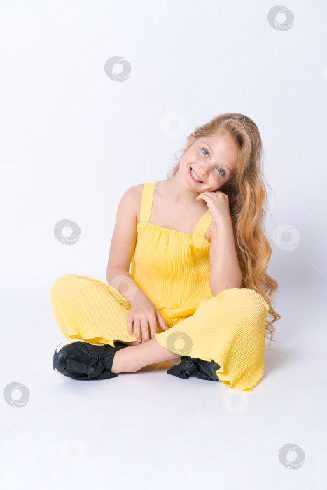 Скачать Студия моды Teen Style Стиль в обуви. Модная молодая девушка носит летнюю одежду фотосток Ozero