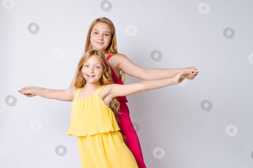 Скачать Две красивые улыбающиеся девушки-хипстерши в модной летней одежде для хипстеров. Беззаботный фотосток Ozero