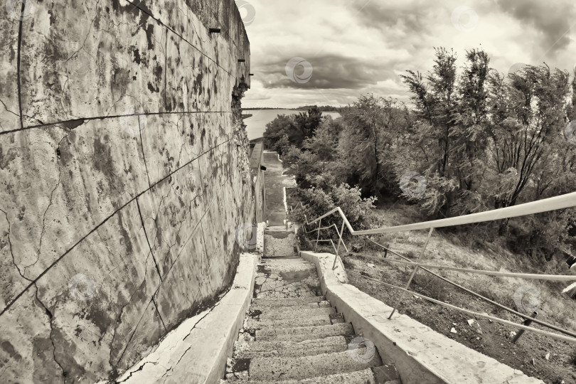 Скачать Старая лестница с потрескавшимися, неровными бетонными ступеньками фотосток Ozero