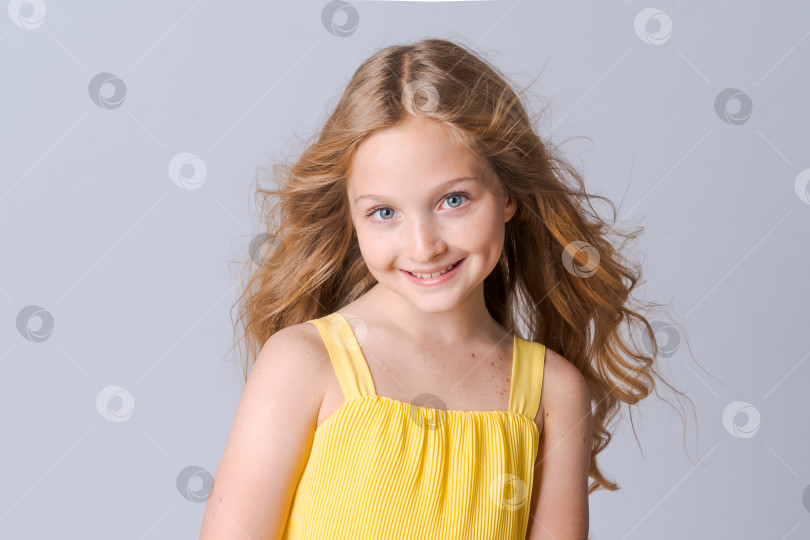Скачать Красивая кавказская девушка-модель смотрит в камеру крупным планом в желтой одежде фотосток Ozero