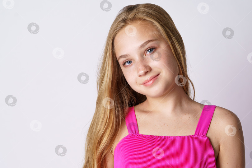 Скачать Портрет милой девушки на белом фоне в розовой одежде фотосток Ozero