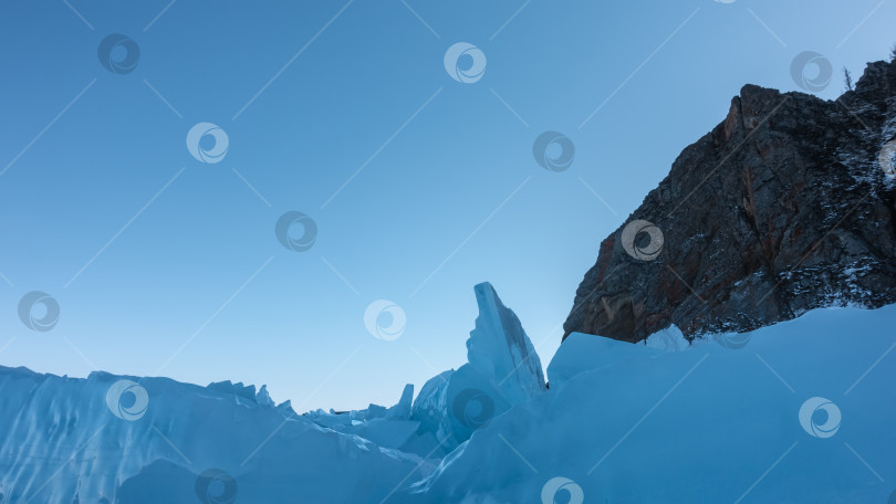 Скачать Глыба голубого льда на замерзшем озере. Блики по краям. фотосток Ozero