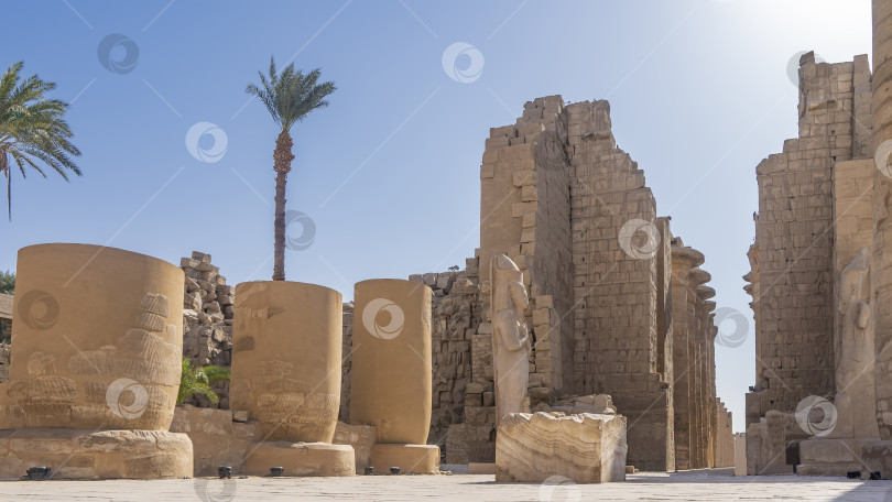 Скачать Древний Карнакский храм в Луксоре. Каменные стены и проход между колоннадами фотосток Ozero