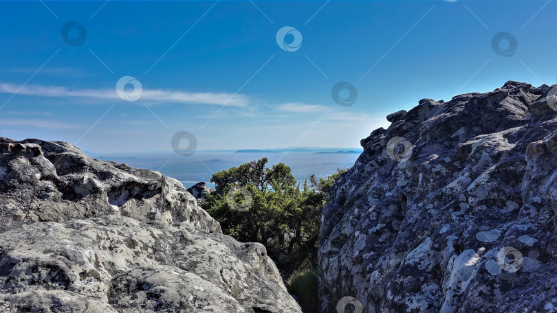 Скачать Огромные серые пятнистые валуны на вершине Столовой горы. фотосток Ozero