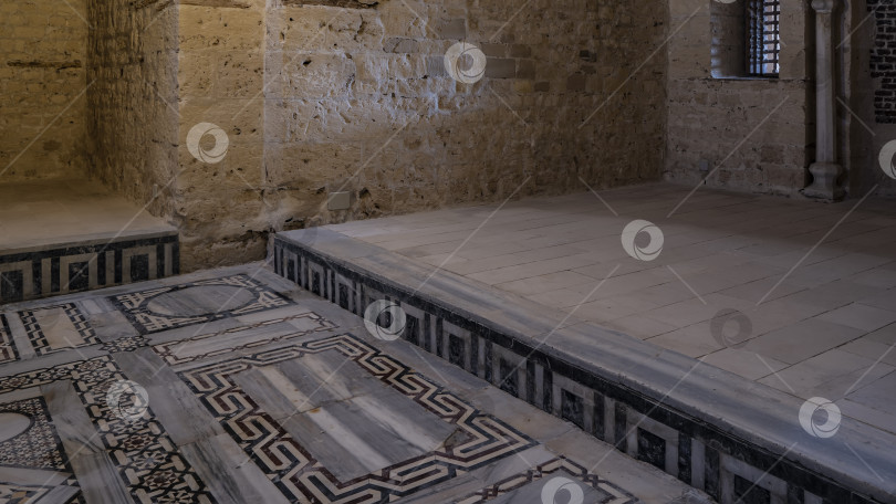 Скачать Внутренняя комната в древней цитадели Кайтбай в Александрии. фотосток Ozero