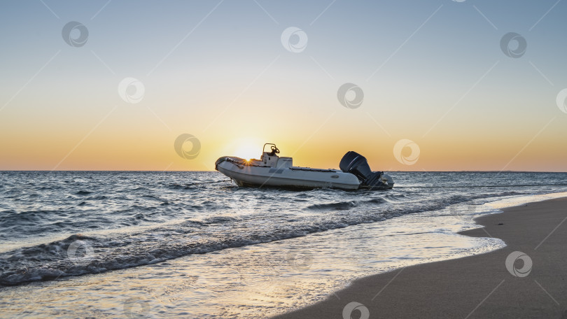Скачать Моторная лодка покачивается на волнах прибоя. фотосток Ozero