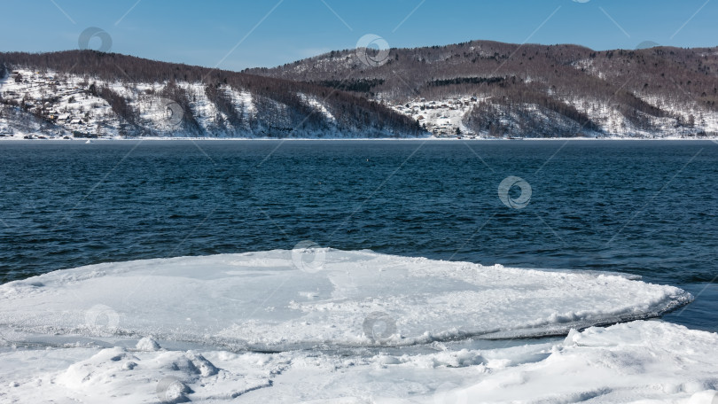 Скачать Голубая незамерзающая река зимой.  Льдины у берега. фотосток Ozero