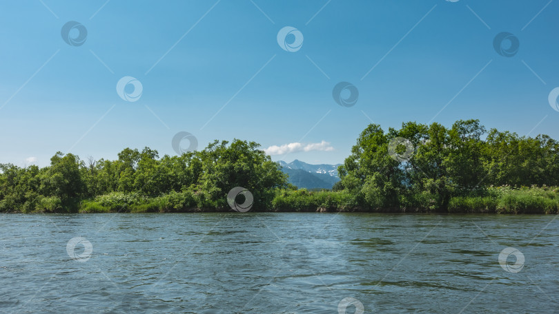 Скачать Голубая река течет спокойно. Рябь на воде. фотосток Ozero