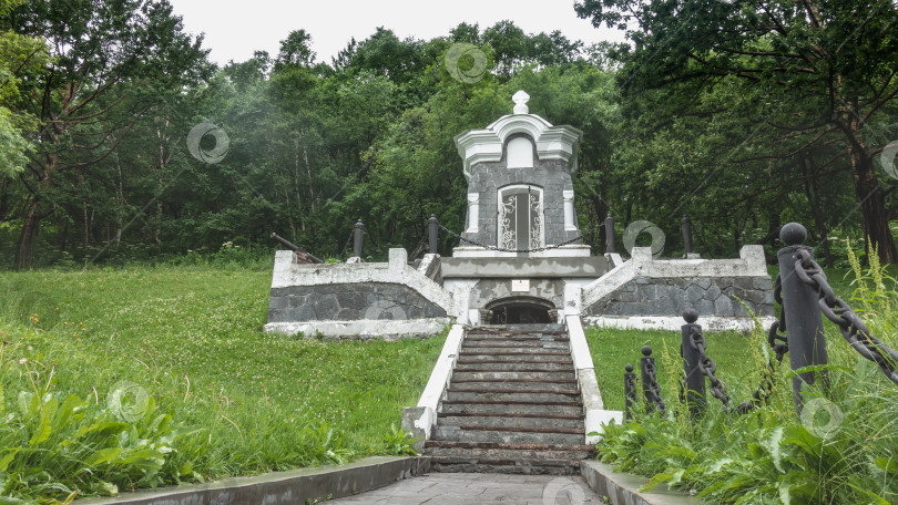 Скачать Старая серо-белая часовня стоит в парке на холме. фотосток Ozero