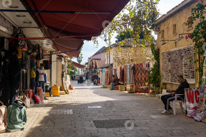 Скачать прибрежная улица с магазинами и лавчонками с товарами для туристов в фотосток Ozero