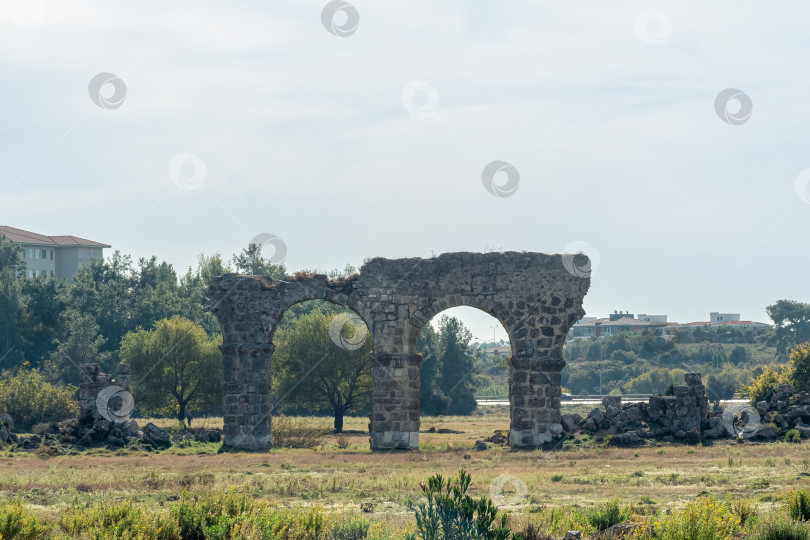 Скачать руины древнеримского акведука на городском пустыре недалеко от а фотосток Ozero