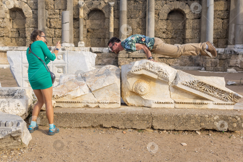 Скачать пара туристов фотографирует друг друга среди древних фотосток Ozero