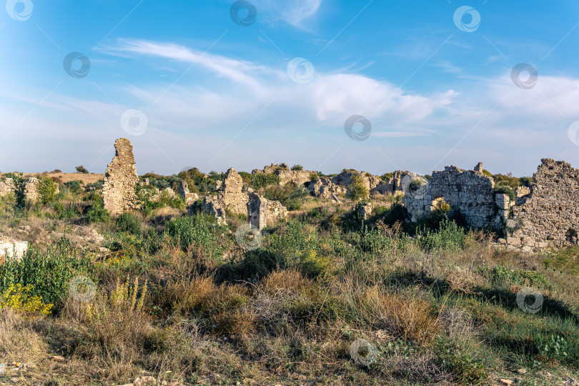 Скачать множество древних руин на равнине, поросшей травой фотосток Ozero