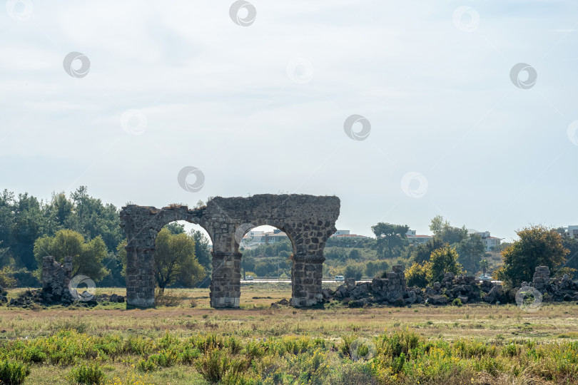 Скачать руины древнеримского акведука на городском пустыре недалеко от а фотосток Ozero