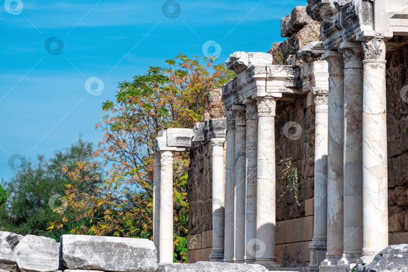 Скачать руины древнеримского нимфея - священного фонтана с фотосток Ozero