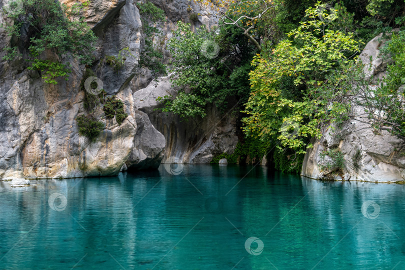 Скачать природный скалистый каньон с голубой водой в Гейнюке, Турция фотосток Ozero