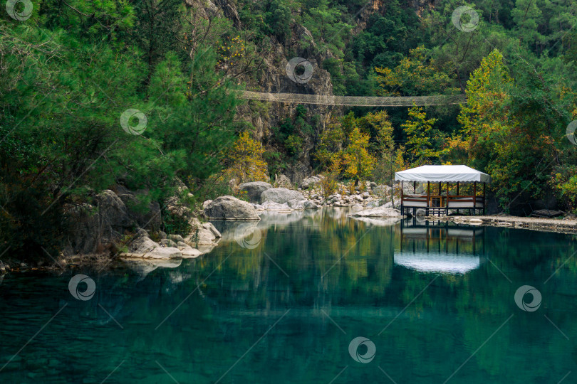 Скачать осенний горный пейзаж с тенистым озером, беседкой для пикника и ханом фотосток Ozero