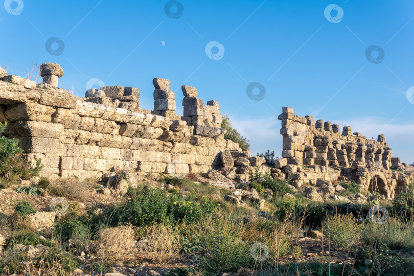 Скачать руины древних городских стен на фоне неба с фотосток Ozero
