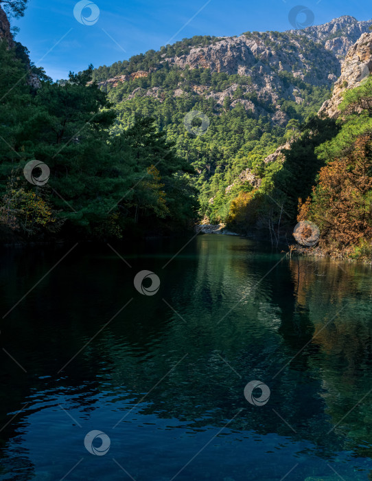 Скачать осенний горный пейзаж с тенистым озером фотосток Ozero