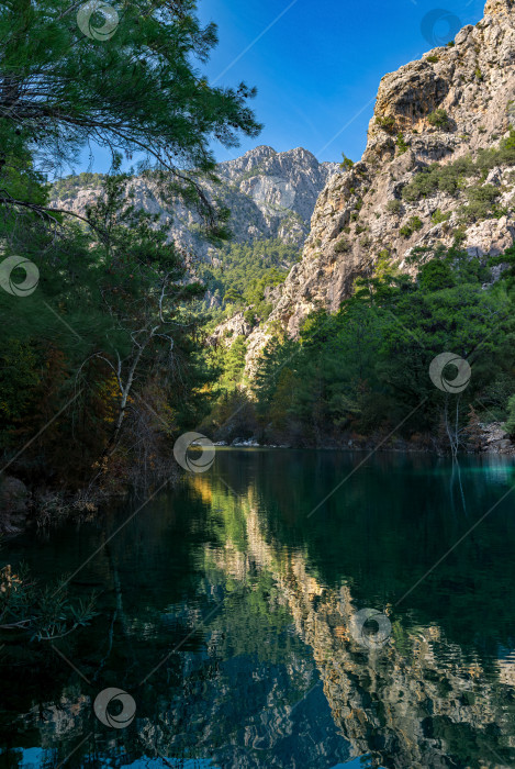 Скачать осенний горный пейзаж с тенистым озером фотосток Ozero