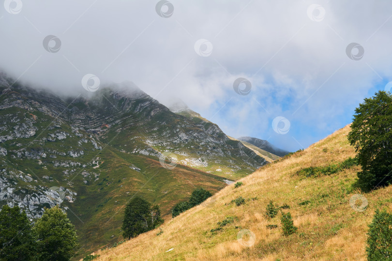 Скачать вид на Кавказские горы ранней осенью фотосток Ozero