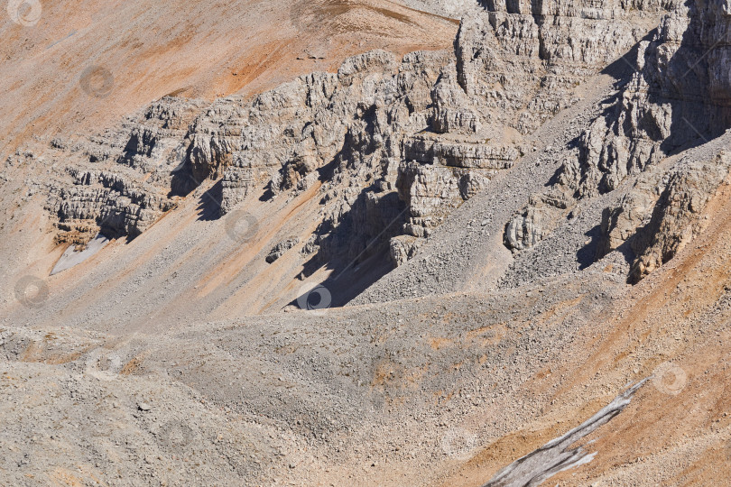 Скачать вид на скалистую высокогорную пустыню с выветренными скалами, та фотосток Ozero
