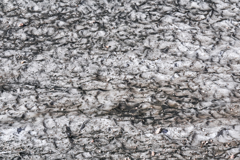 Скачать поверхность тающего горного ледника, покрытая пылью и щебнем фотосток Ozero