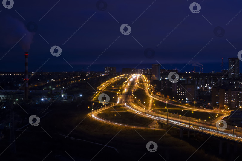 Скачать ночной городской пейзаж с освещенной дорожной развязкой, промышленная фотосток Ozero