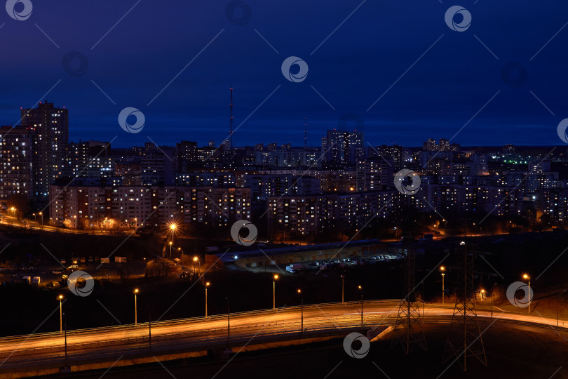 Скачать ночной городской пейзаж с освещенной дорогой на переднем плане и в тени фотосток Ozero