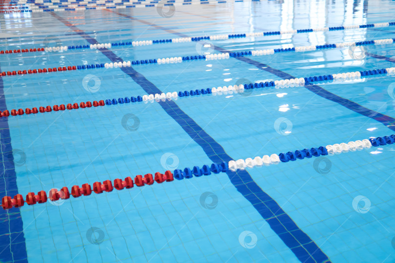 Скачать фрагмент соревновательного бассейна с голубой водой и надписью "плавать" фотосток Ozero