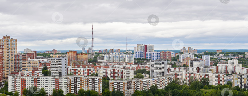 Скачать городской пейзаж с многоэтажными жилыми районами и телебашнями, сверху фотосток Ozero